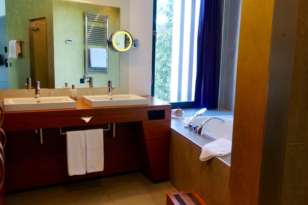 Bathroom Panorama Club Junior Suite with Whirlpool & Lake View at Hotel Belvoir Lake Zurich Switzerland