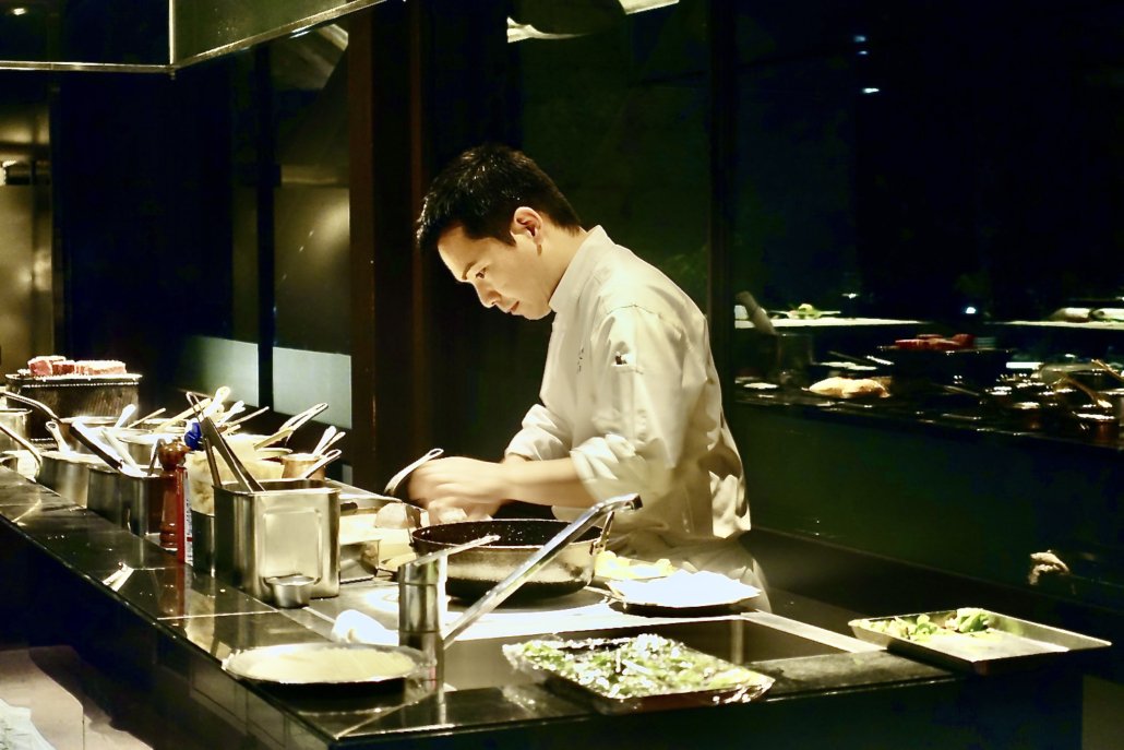Sankara Hotel Yakushima Island Japan: Okas high-end restaurant, chef at work