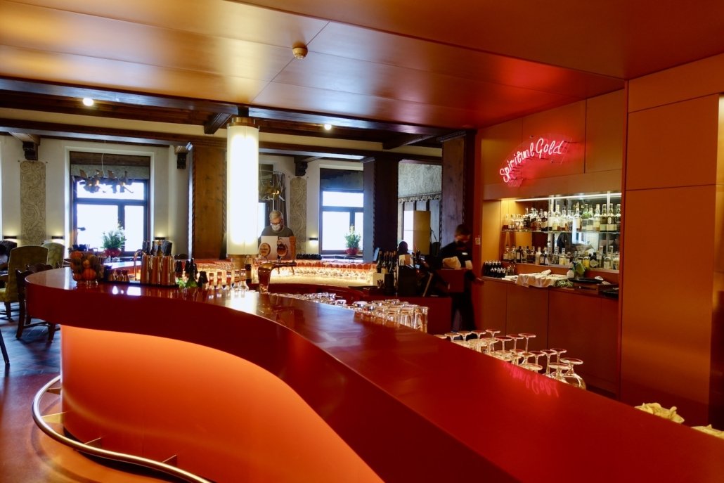 Hotel Castell Zuoz: The Red Bar - ski-in/ski-out hotels in Switzerland