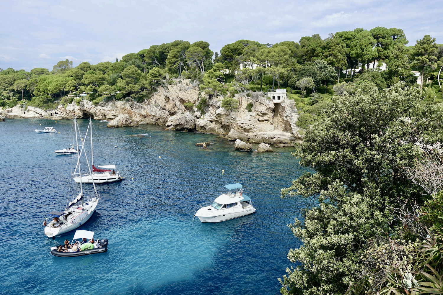 walks in the French Riviera: Bay of Antibes Billionaires