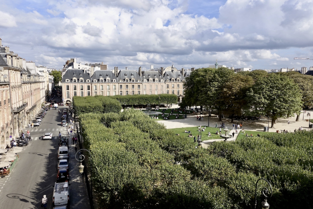 Place des Vosges Marais/Paris, viewed from guest room Hotel Cours des Vosges Place des Vosges Marais/Paris, viewed from guest room Hotel Cours des Vosges
